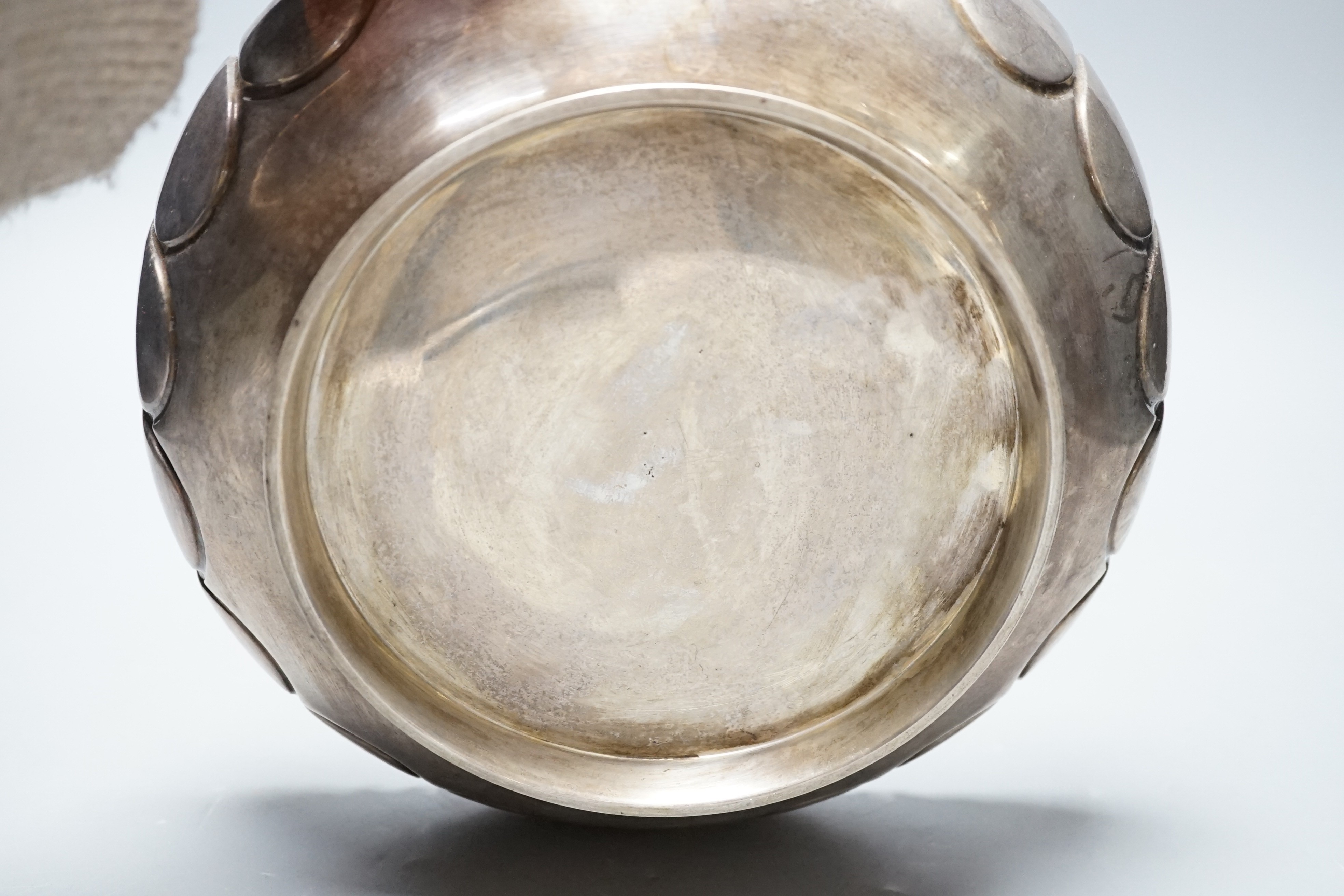 A George V silver shallow fruit bowl, Robert Stewart, London, 1922, diameter 24.5cm, 22.2oz.